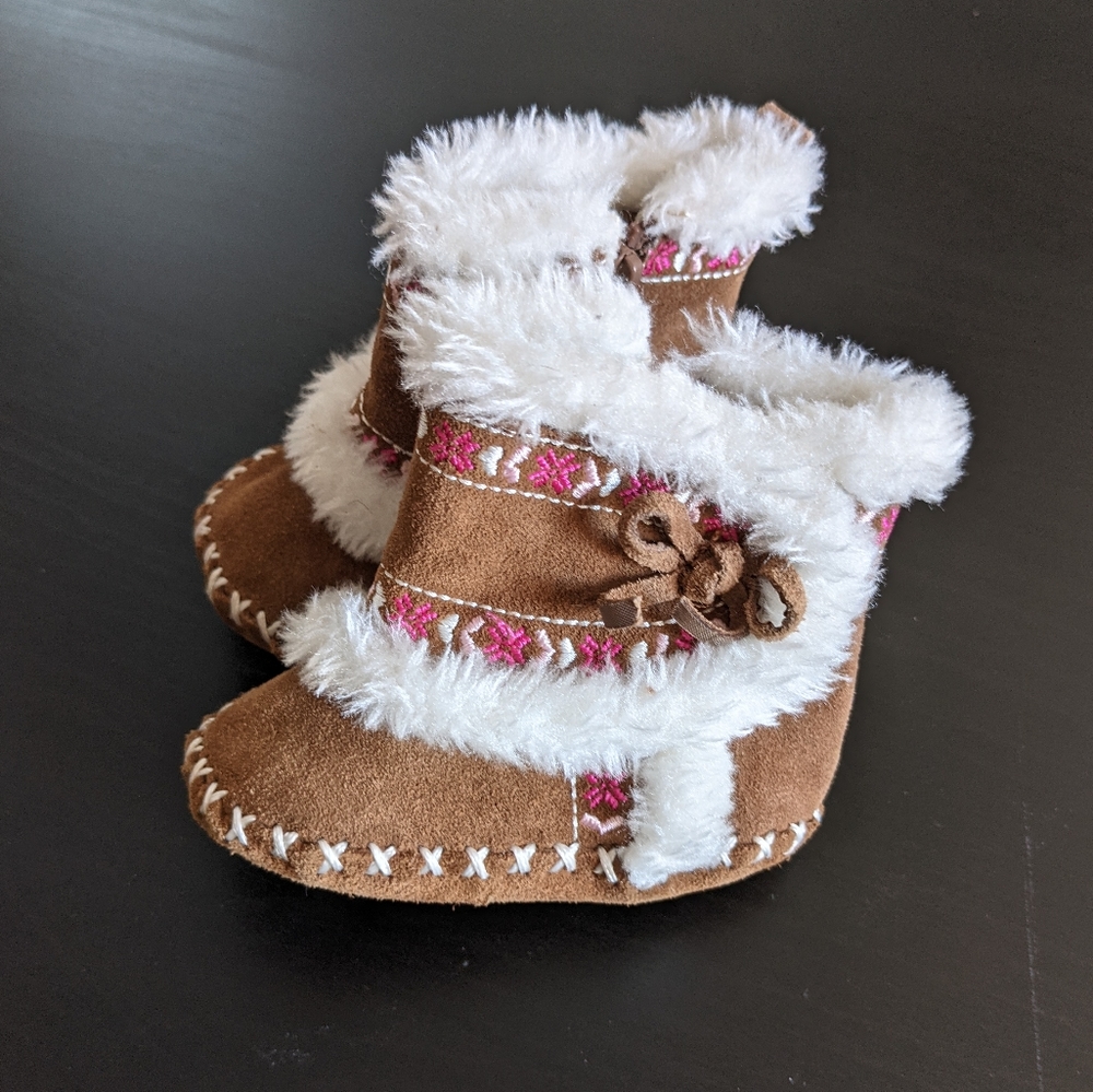 Brown leather embroidered moccasin booties - Picture 2 of 4